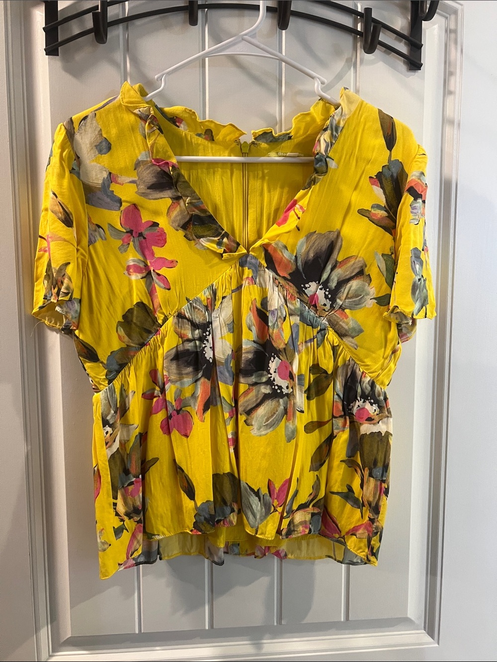 Gianni Bini Yellow Floral V-Neck Short Sleeve Blouse